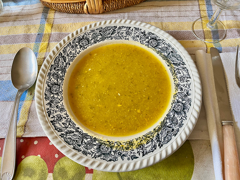 soupe de legumes dans une maison de campagne