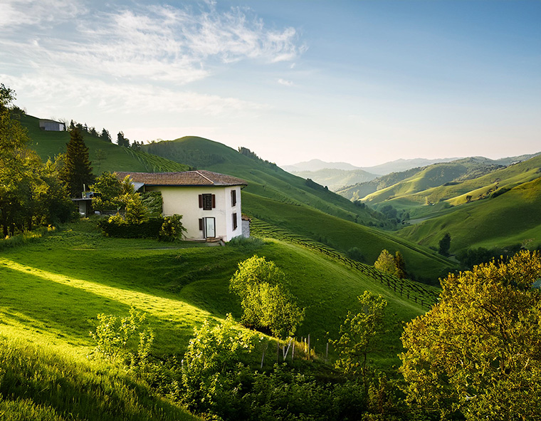 Les propriétés situées sur les versants ombragés des collines sont souvent beaucoup moins chères à l'achat, mais elles limitent fortement les activités de jardinage et le potentiel d'énergie solaire, notamment les panneaux solaires et le chauffage "solaire passif".